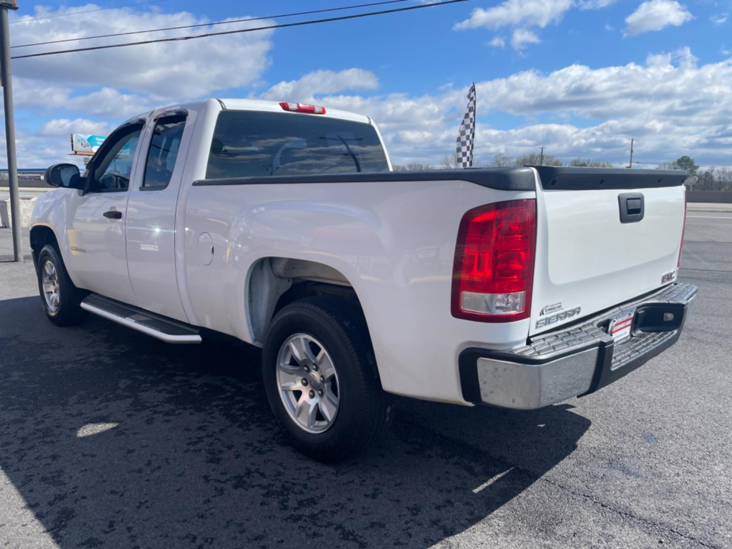 2011 White GMC Sierra 1500 Extended Cab (1GTR1TEX7BZ) with an V6, 4.3 Liter engine, Automatic, 4-Spd w/Overdrive transmission, located at 8008 Warden Rd, Sherwood, AR, 72120, (501) 801-6100, 34.830078, -92.186684 - Photo#4